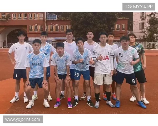 足球明星与粉丝亲密合影瞬间展现人气魅力与温暖互动